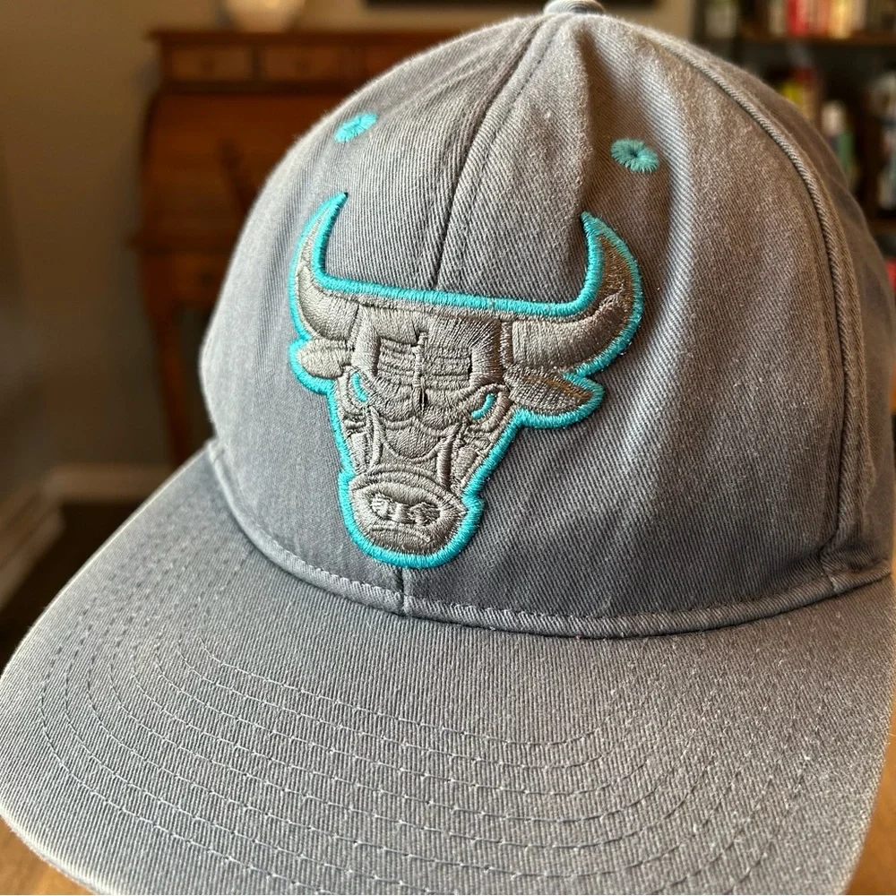 NBA Chicago Bulls Adult Gray and Teal Blue Embroidered SnapBack Baseball Cap - Picture 2 of 13